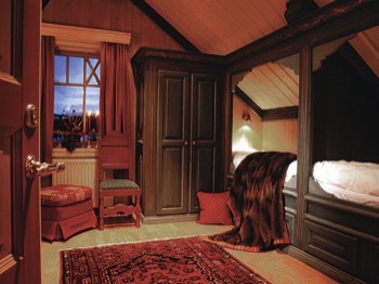  Soverommene har plassbygde senger, lukseriøst interiør. 